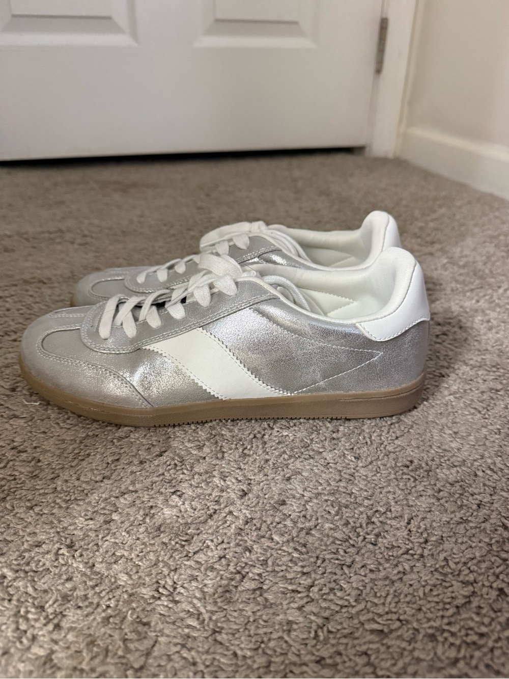 Universal Thread Silver Metallic Low-Top Sneakers
